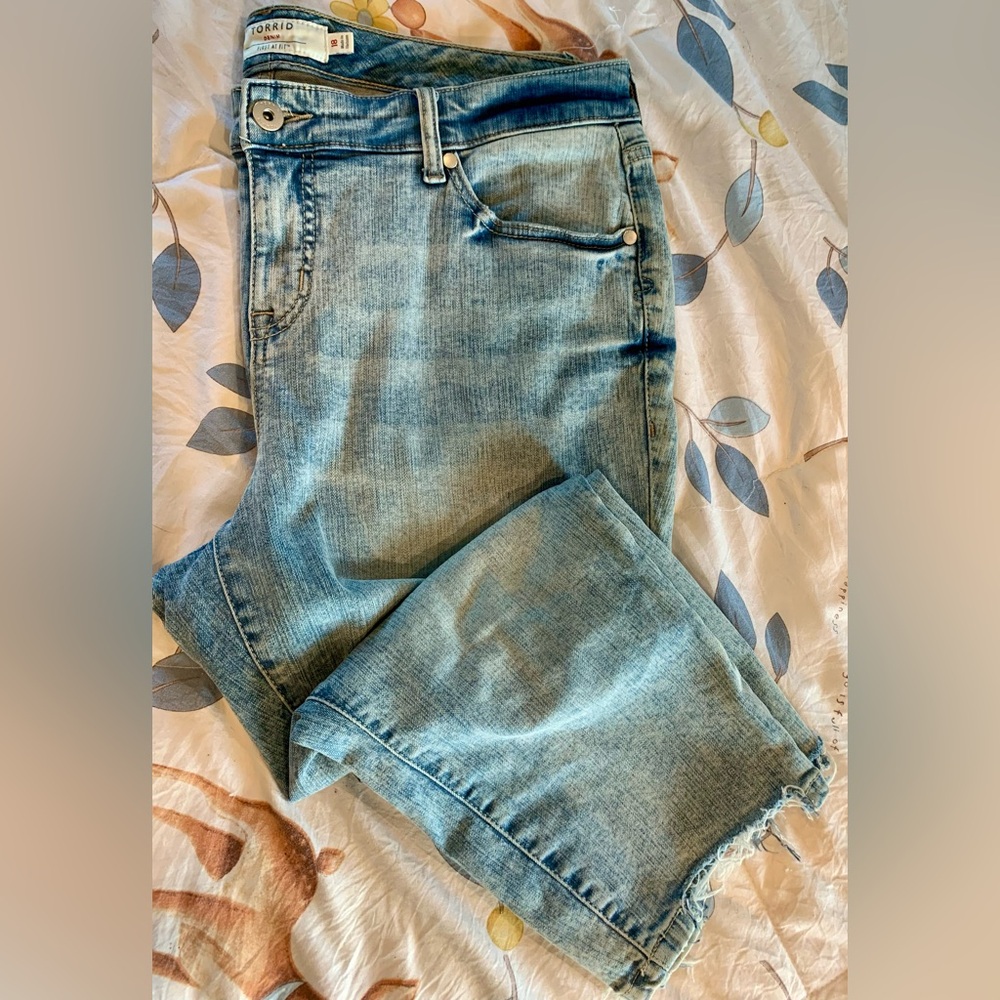 Stonewashed skinny crop jeans